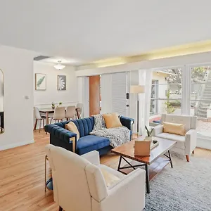 Dazzling Westside 4 Bedroom Home-minutes To The Holiday home Los Angeles